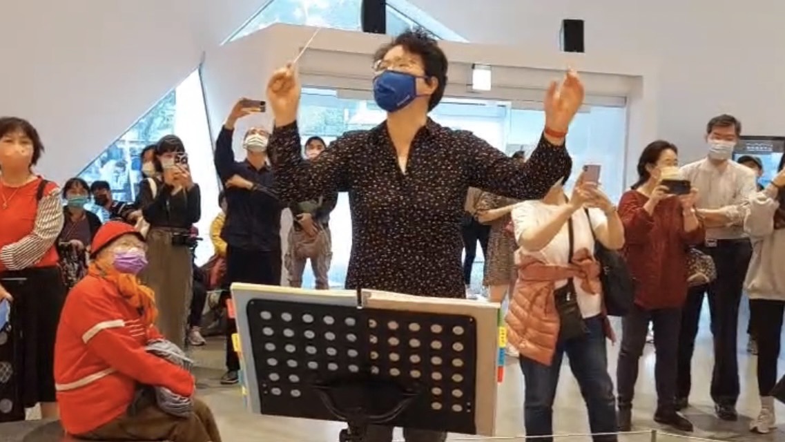 春節返鄉巧遇LEARPRINT 內惟聲響實驗作品 知名指揮家陳美安即興指揮 直呼高雄世界化