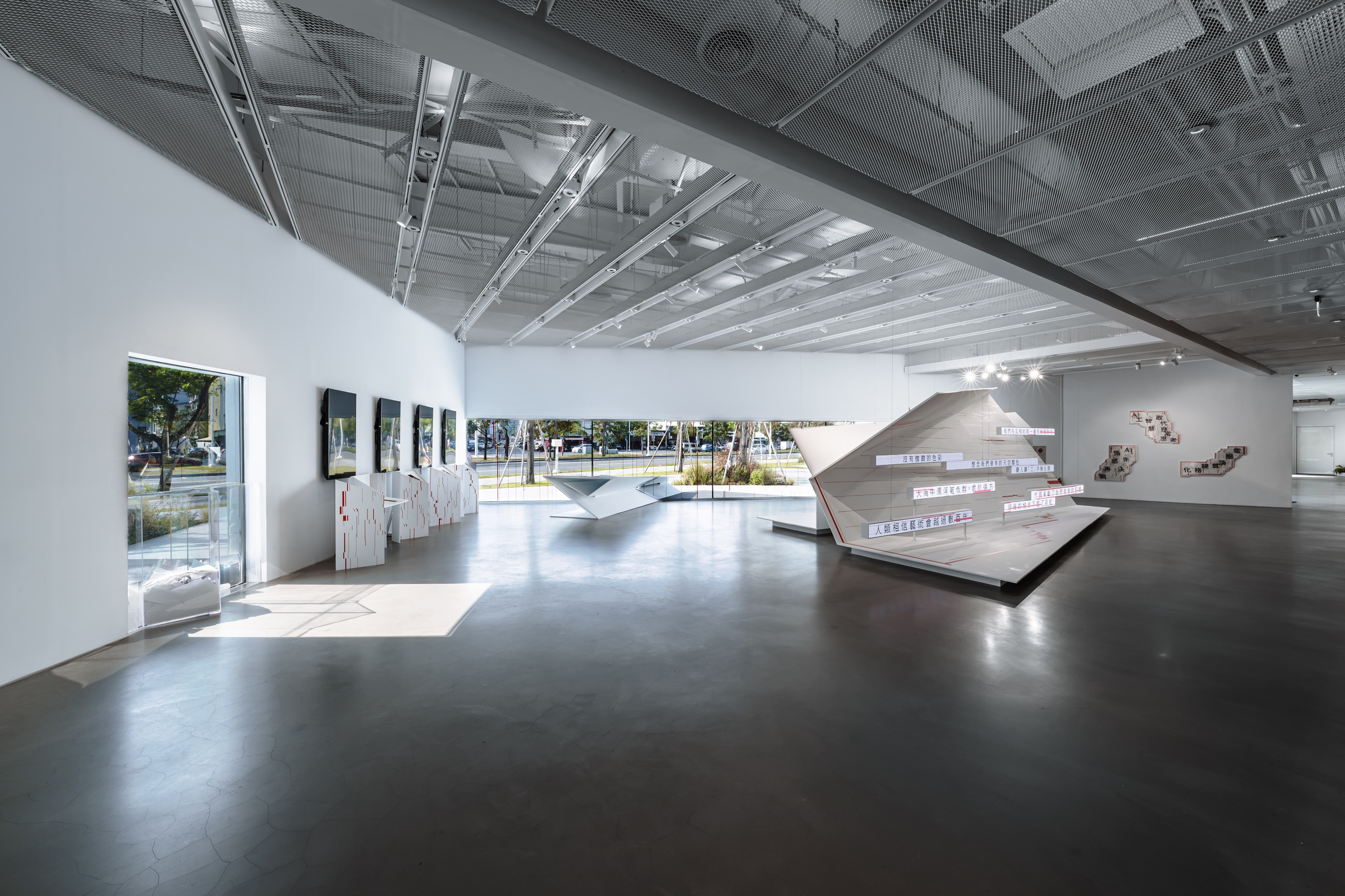 AI當道，情感如何續存？ 內惟藝術中心「情感標準局」展示人工智慧無法取代的情感 作家創作9封各年代信件 留存百年高雄的歷史與深情