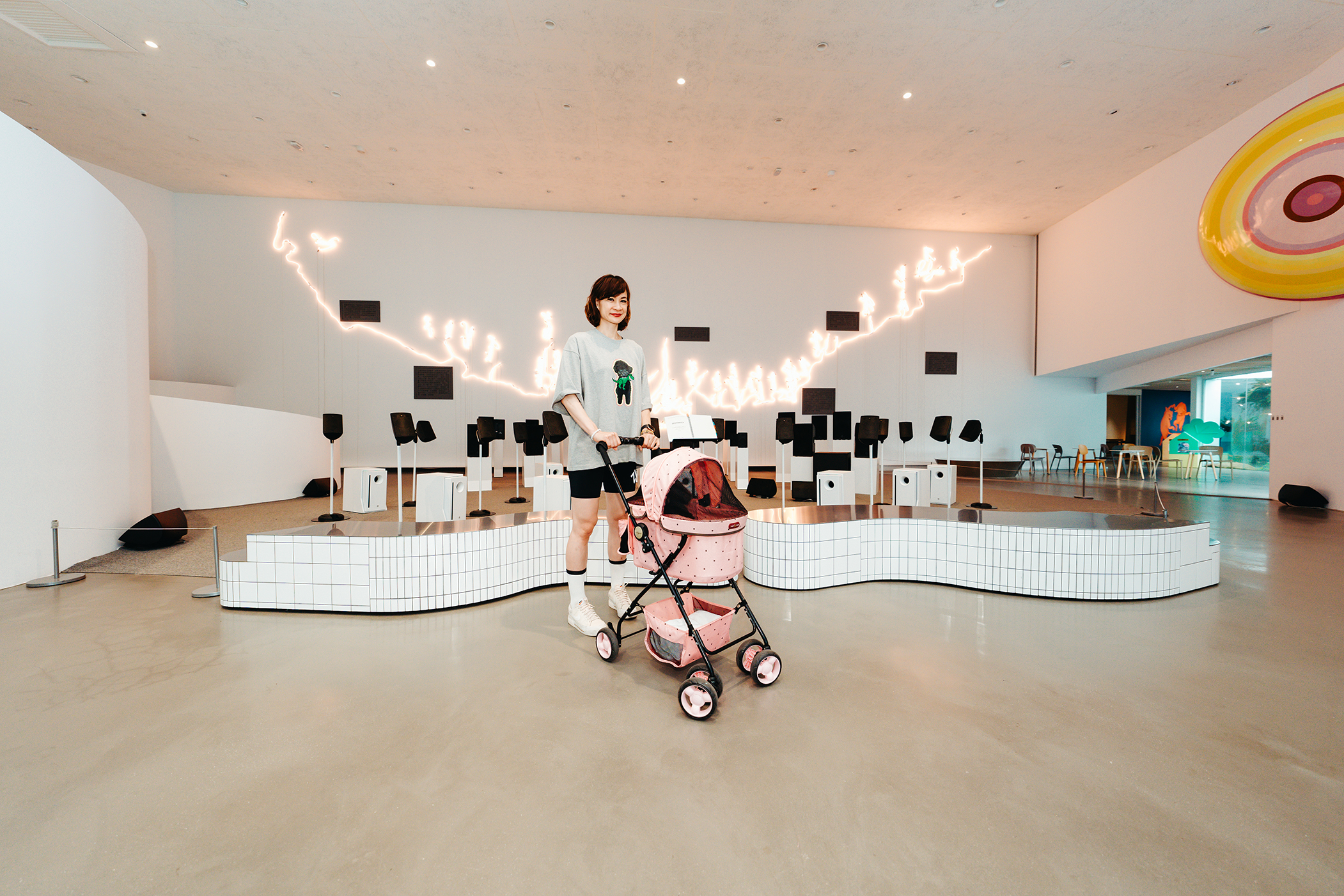 4月27日《吉犬昇天日》民眾可將狗狗置於推車，臉及四肢不外露入館參觀