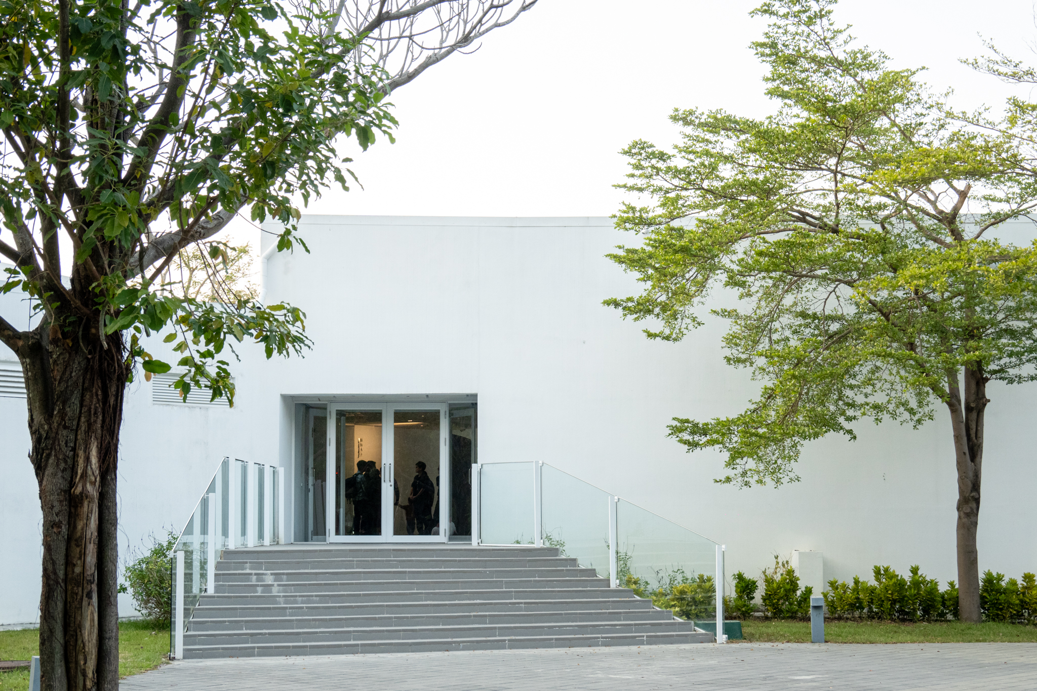 內惟藝術中心12/1起增開東北雙開門及南電動門